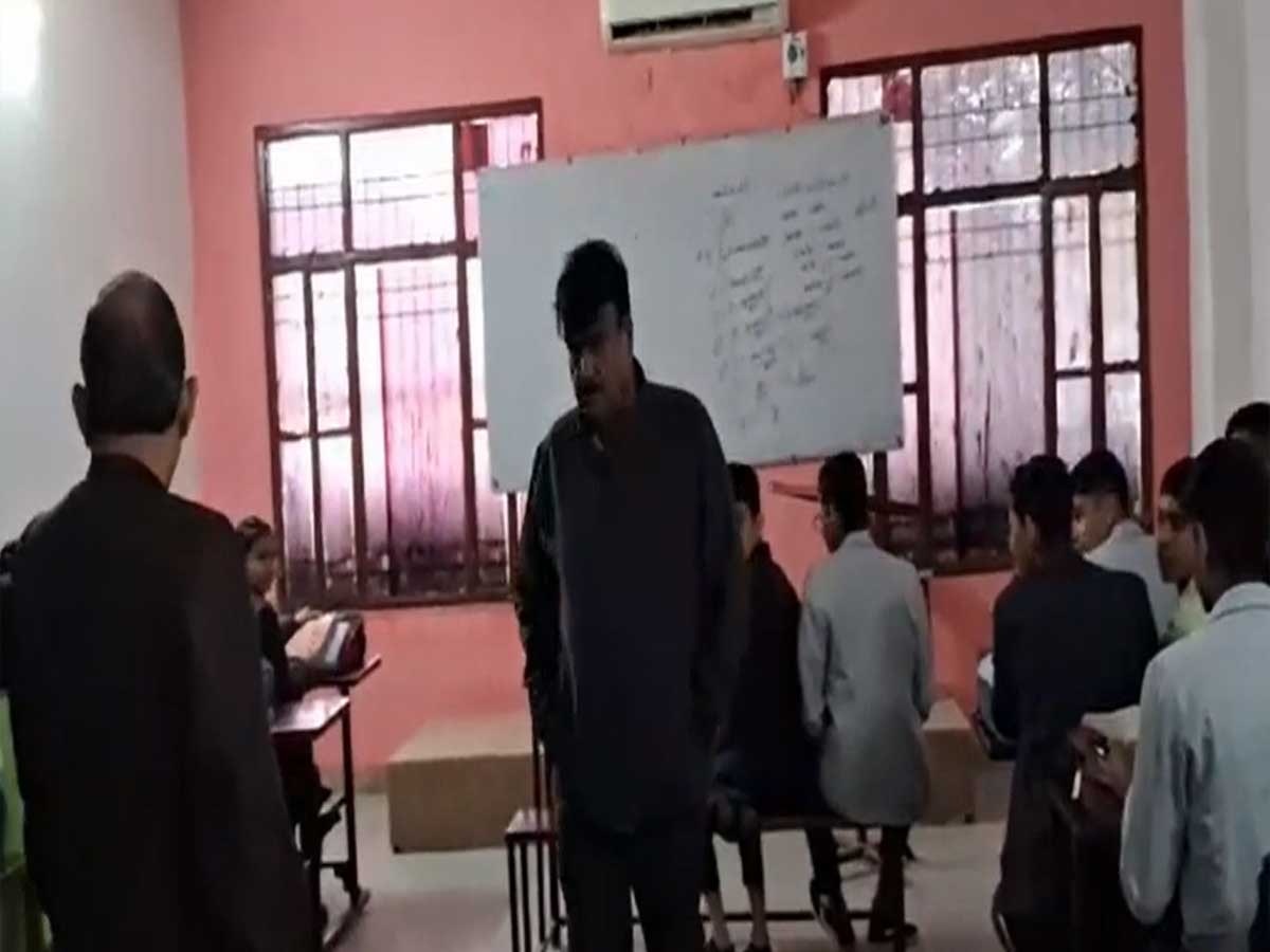 Jhunjhunu Negligence seen in schools during harsh winter DEO Elementary