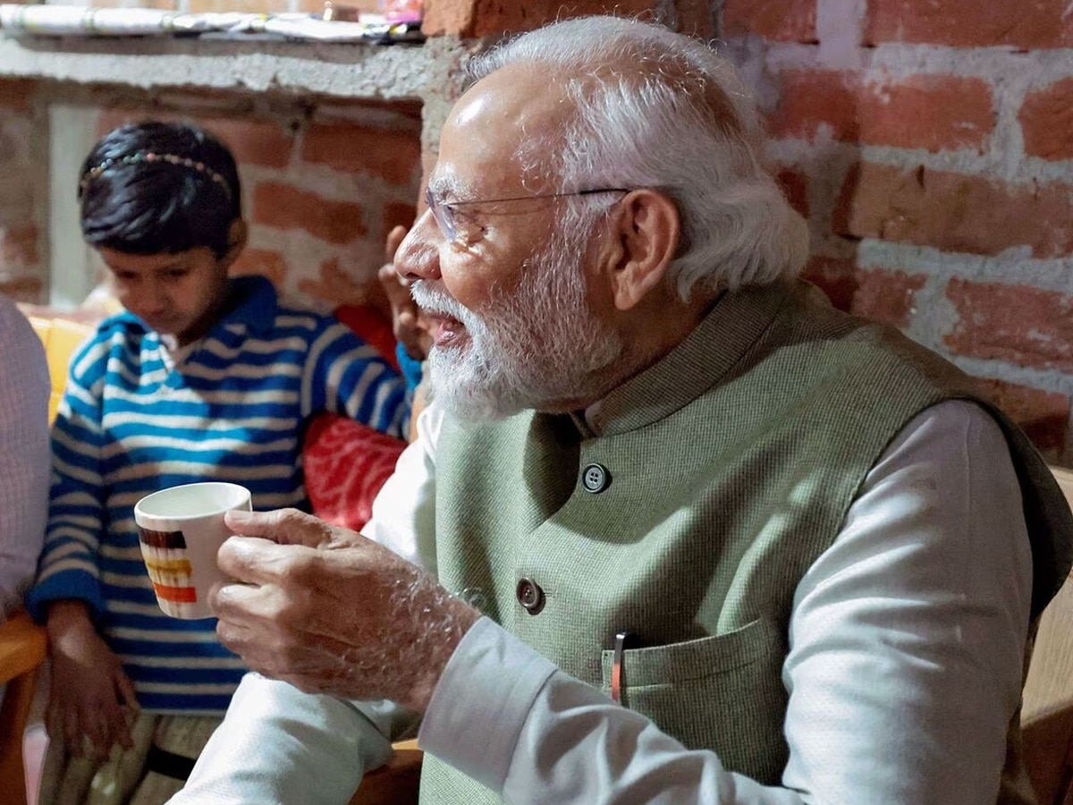 UP News: जिस कप में PM मोदी ने चाय पी, महिला ने उसे ही मंदिर में रख दिया!
