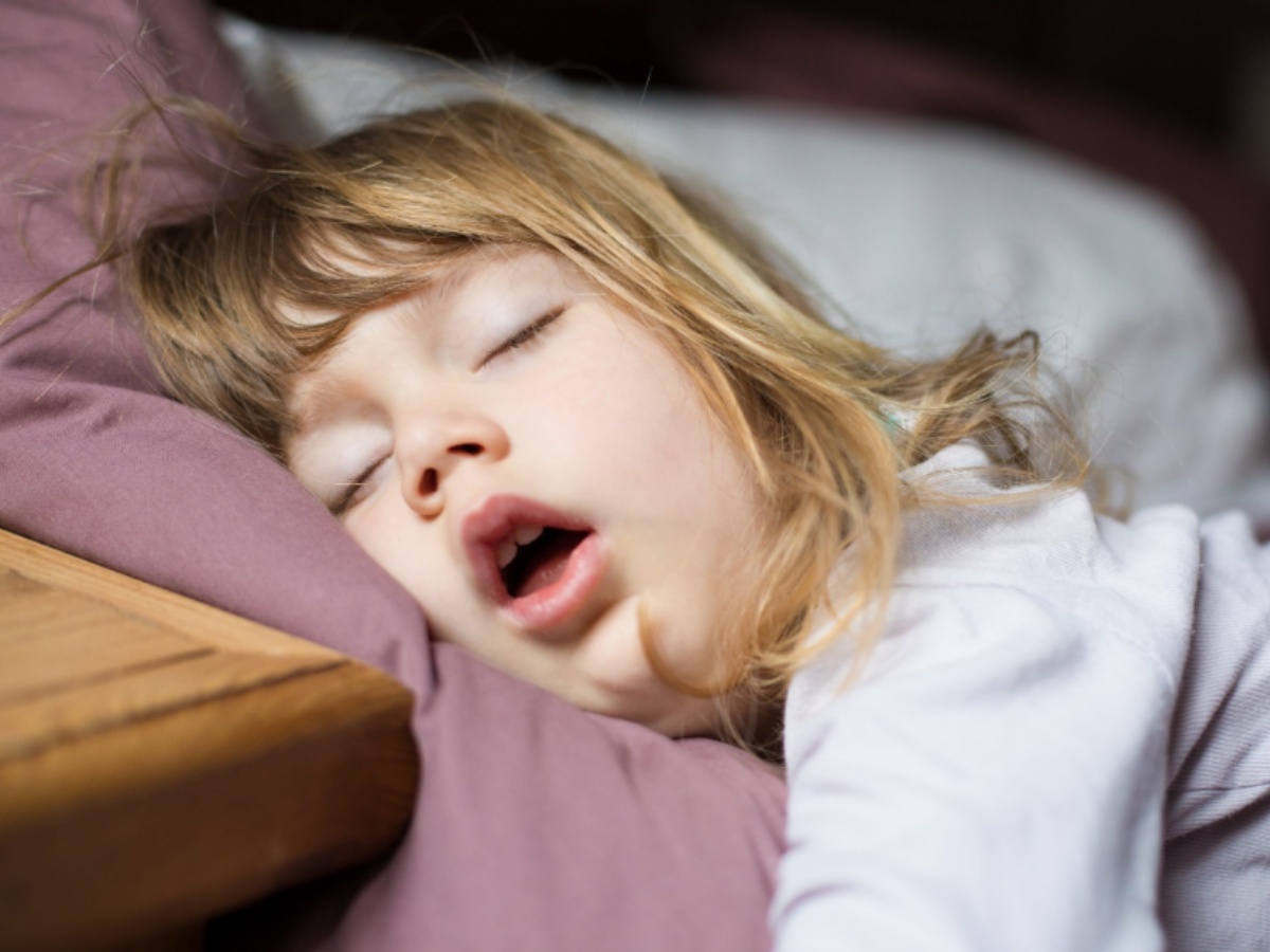 Sleeping With Open Mouth: आप भी सोते हैं रात में मूंह खोलकर? इन बातों का जरूर रखें ध्यान