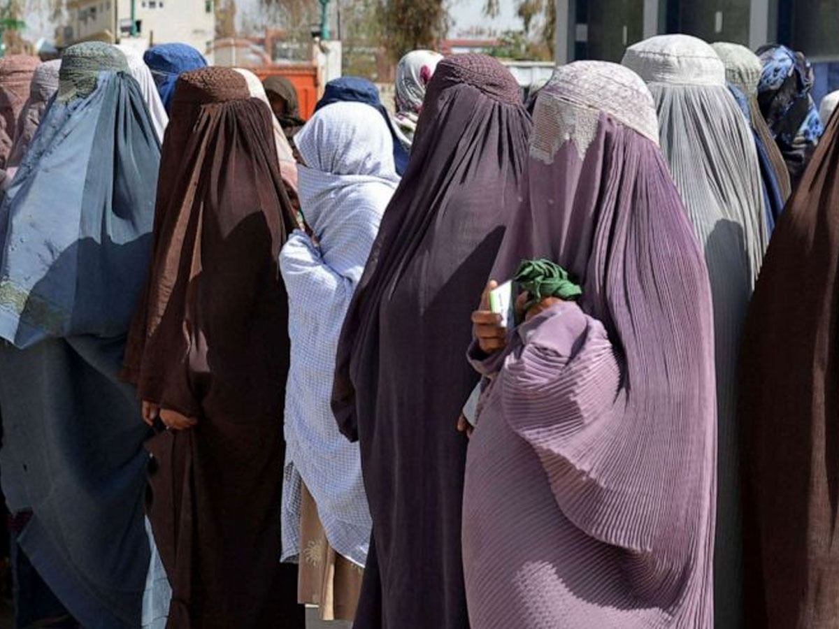 Kabul News: महिलाओं ने सही तरीके से नहीं पहना था हिजाब; तालिबान ने हिरासत में लेकर दी ऐसी सजा