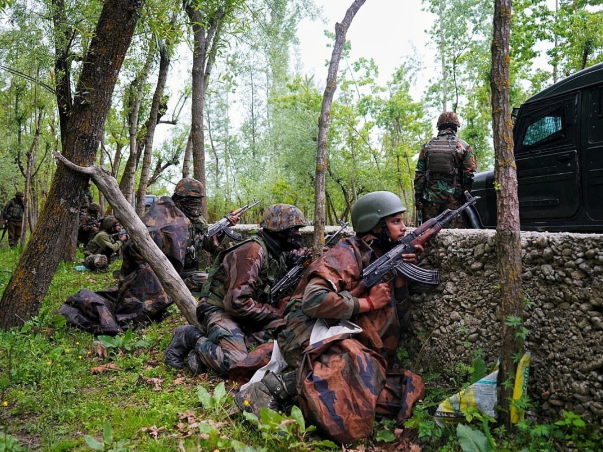 कश्मीर के शोपियां में मुठभेड़ शुरू, जंगल में छिपे आतंकी कर रहे फायरिंग