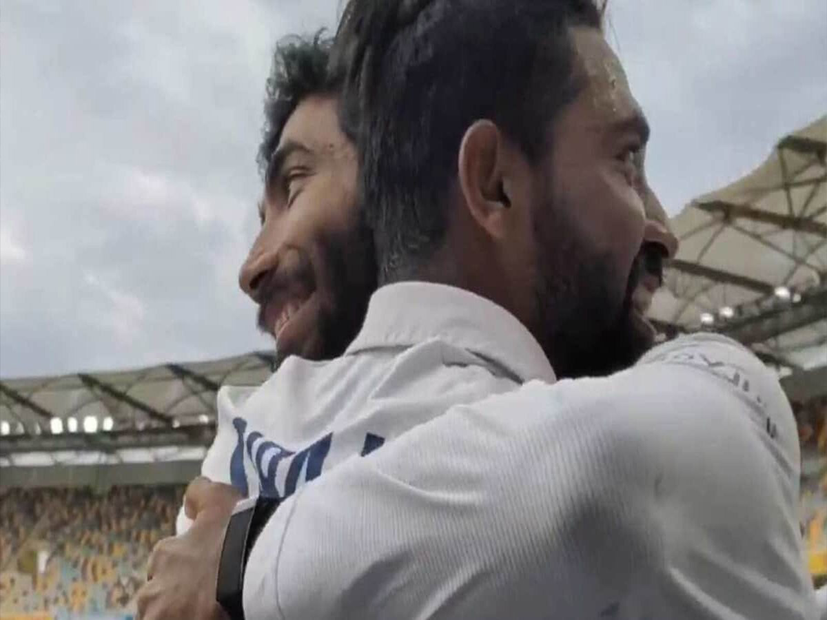 Bumrah Translating Siraj: बुमराह ने सिराज का किया गलत ट्रांसलेशन और जीत लिया लोगों का दिल; VIDEO Bumrah Translating Siraj: बुमराह ने सिराज का किया गलत ट्रांसलेशन और जीत लिया लोगों का दिल; VIDEO