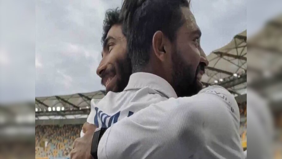 Bumrah Translating Siraj: बुमराह ने सिराज का किया गलत ट्रांसलेशन और जीत लिया लोगों का दिल; VIDEO
