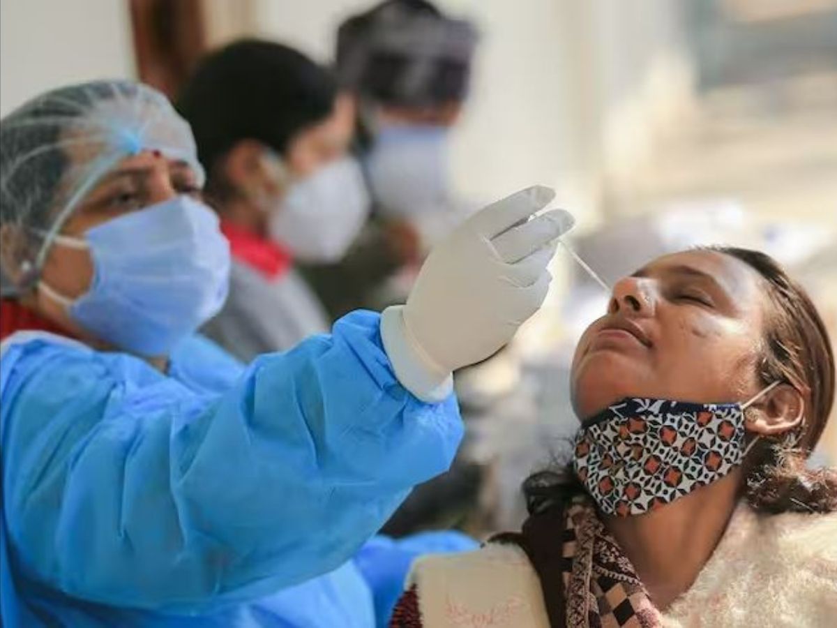 Covid New Cases Updates: देश में तेजी से फैल रहा कोरोना वायरस, 24 घंटे में 12 लोगों की मौत Covid New Cases Updates: देश में तेजी से फैल रहा कोरोना वायरस, 24 घंटे में 12 लोगों की मौत