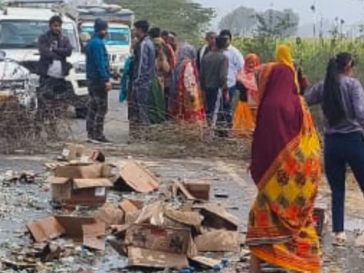 Agra news: आगरा में महिलाओं ने शराब का ठेका लूटकर सड़क पर फोड़ीं बोतलें, गुलाब गैंग ने मचाया कहर