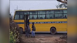 मासूमों की सेहत से खिलवाड़, सरकारी आदेश के बाद ठंड में स्कूल जाने को मजबूर नौनिहाल