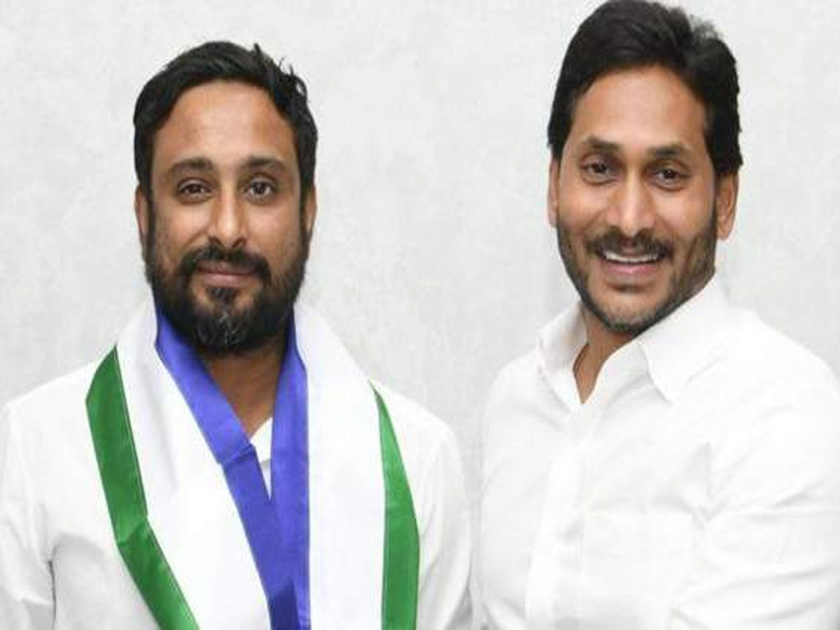पूर्व क्रिकेटर अंबाती रायडू का YSR कांग्रेस पार्टी से मोह भंग; नौ दिन में ही दिया इस्तीफा पूर्व क्रिकेटर अंबाती रायडू का YSR कांग्रेस पार्टी से मोह भंग; नौ दिन में ही दिया इस्तीफा