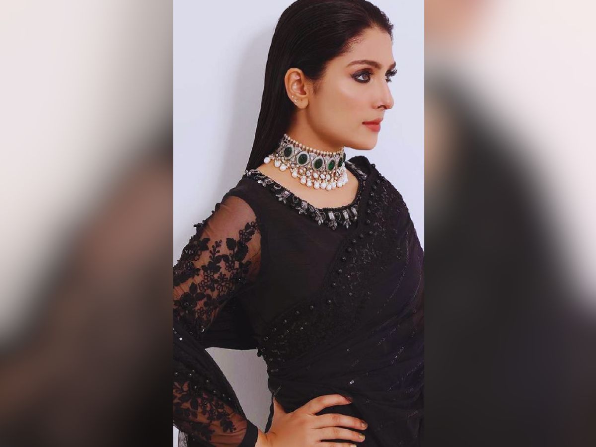 5 Outfits You Can Steal From Ayeza Khan In Meray Paas Tum Ho - Mashion