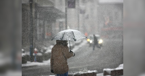 Weather Alert 8th January: कोल्ड डे का अलर्ट जारी... ठिठुरती ठंड के बाद अब बारिश करेगी तंग, जानें मौसम का हाल