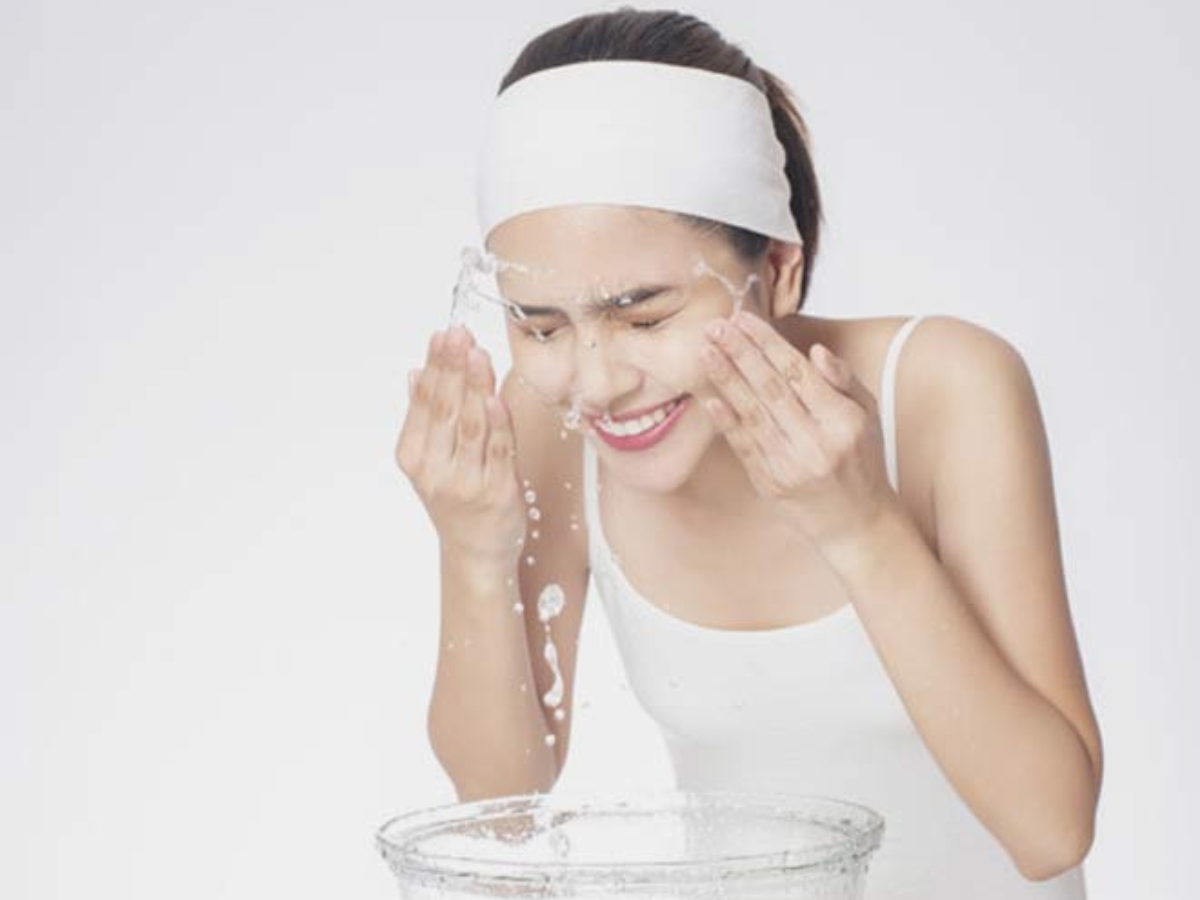 सर्दियों में सेंसिटिव त्वचा का इस तरह से रखें ध्यान, नहीं होगी स्किन से जुड़ी प्रॉब्लम्स... 14 ठंडा पानी