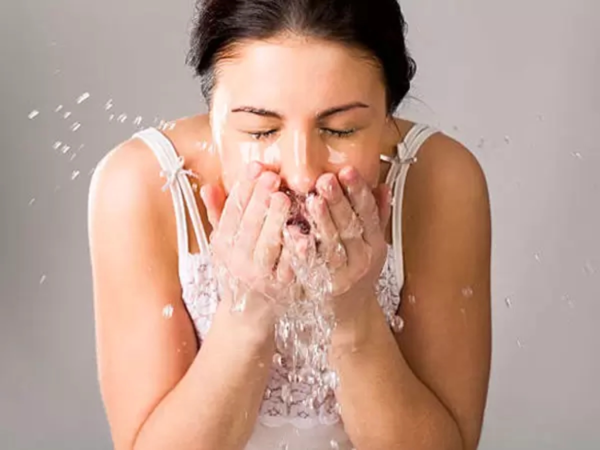 सर्दियों में सेंसिटिव त्वचा का इस तरह से रखें ध्यान, नहीं होगी स्किन से जुड़ी प्रॉब्लम्स... 12 चेहरे को समय-समय पर साफ