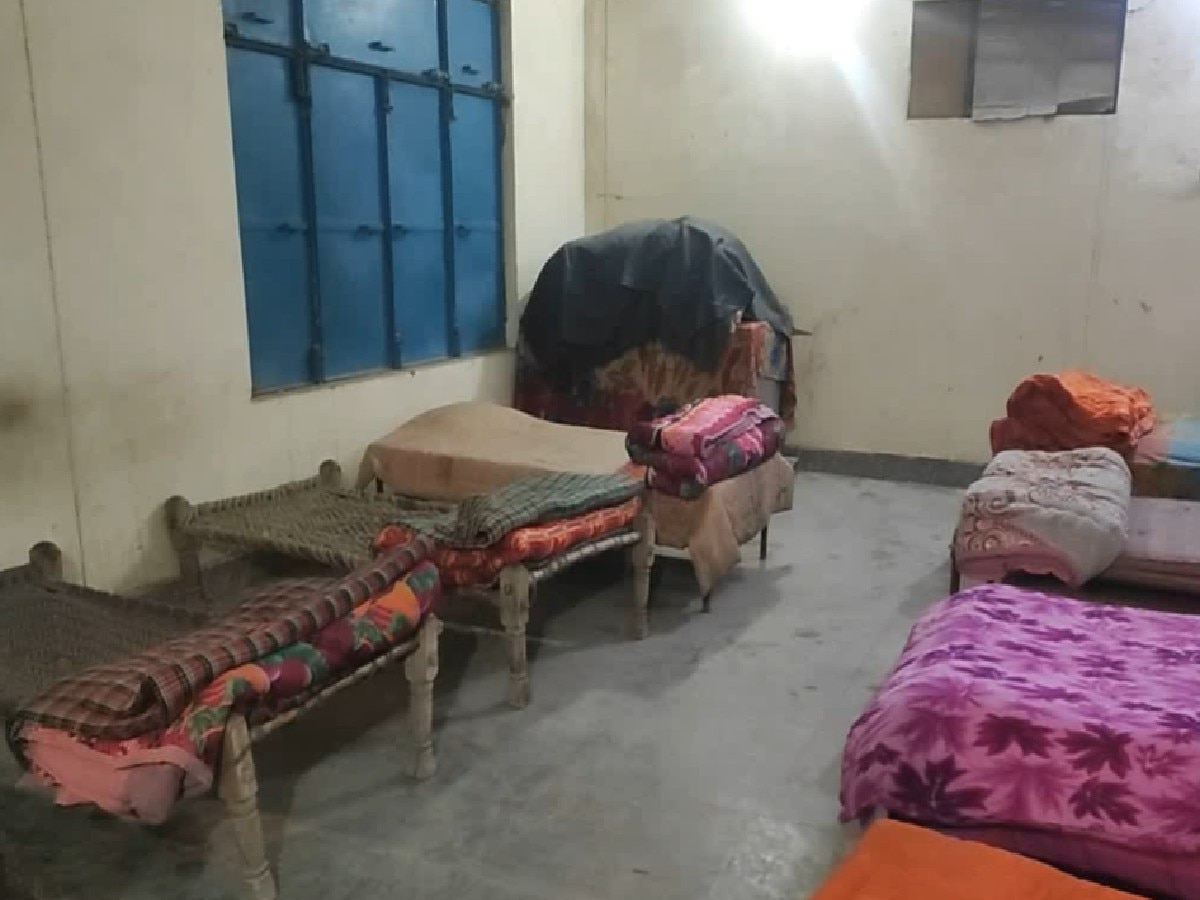 Faridabad News: कड़ाके की ठंड में आसमान के नीचे सो रहे मजदूर, टीम रेसक्यू कर भेज रही रैन बसेरों में