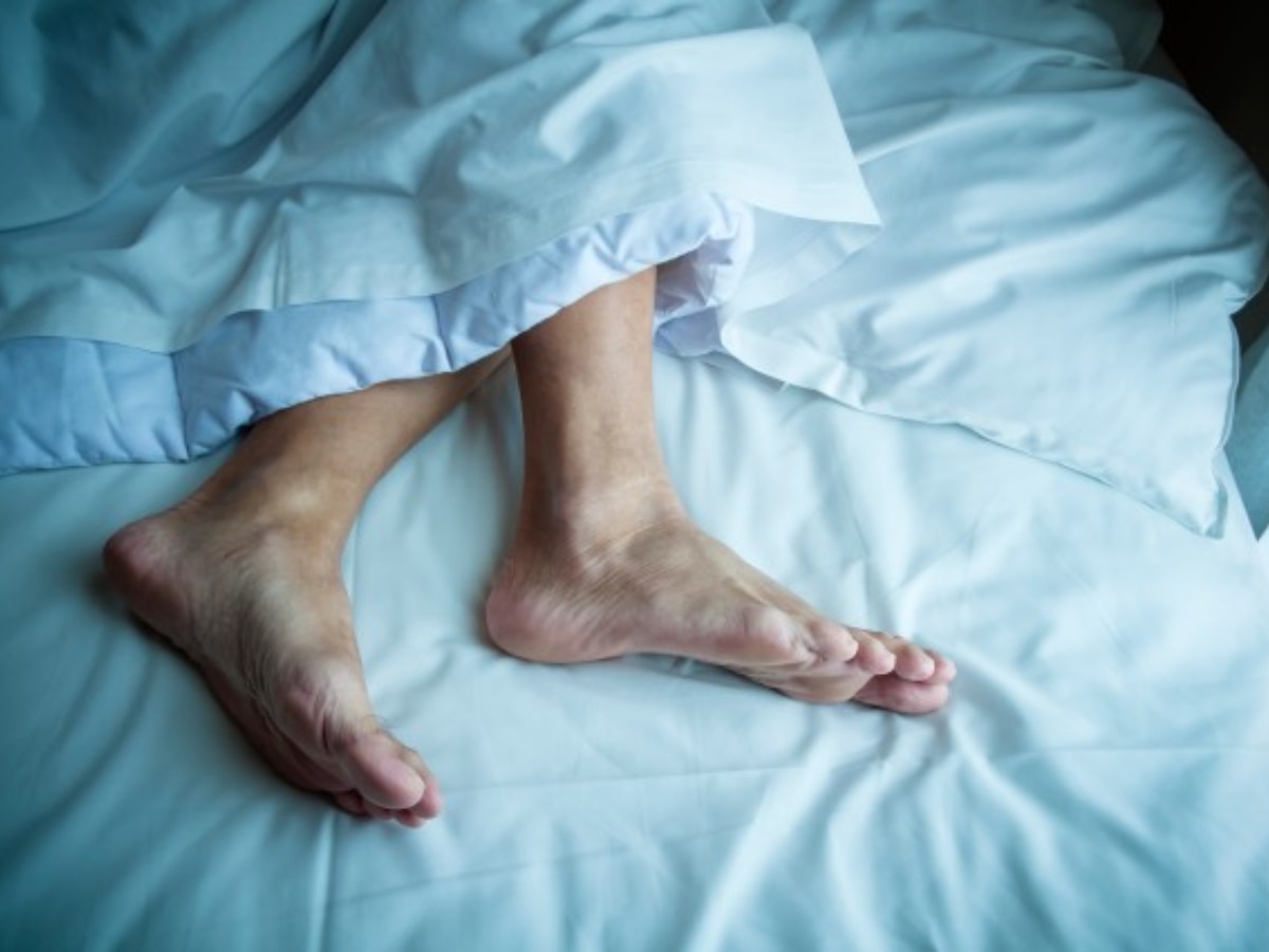 Muscles Spasm: क्या आपको भी सोते समय होती है पैरों में ऐंठन? शरीर में है इन विटामिनों की कमी, तुरंत ध्यान दें 