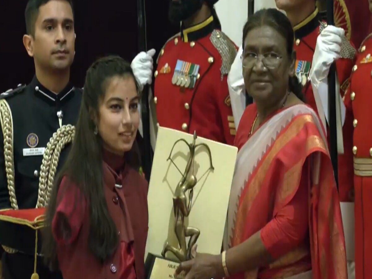 National Sports Awards: बिना हाथ के अपने पैरों से लक्ष्य साधने वाली शीतल देवी को राष्ट्रपति से मिला Arjuna Award