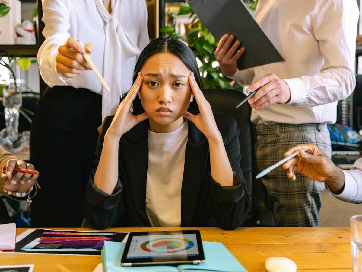 Workplace Anxiety: ऑफिस के नाम से ही छूटने लगते हैं आपके पसीनें? जानें कैसे पाएं वर्कप्लेस एंजाइटी से छुटकारा  