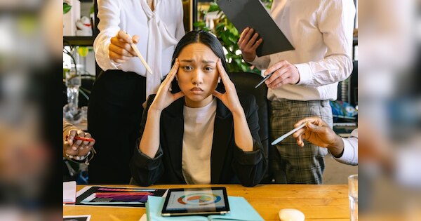 Workplace Anxiety: ऑफिस के नाम से ही छूटने लगते हैं आपके पसीनें? जानें कैसे पाएं वर्कप्लेस एंजाइटी से छुटकारा