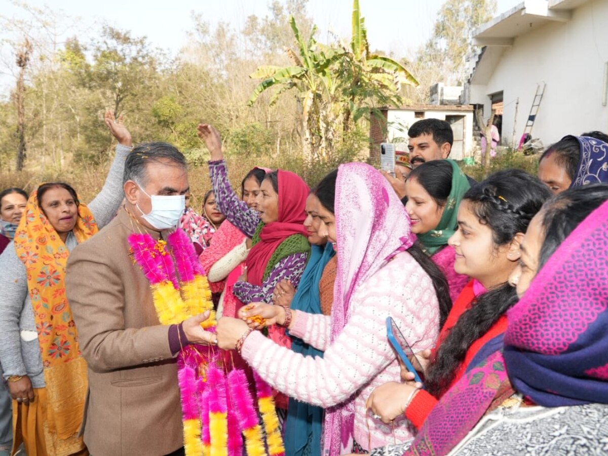 हमीरपुर में CM सुक्खू ने जनता से की मुलाकात, सरकारी योजनाओं को लेकर लोगों से किया संवाद