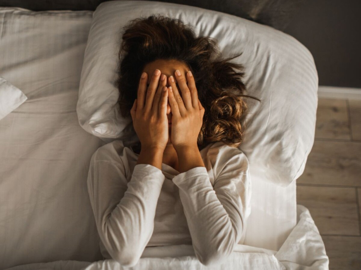 Sleep Ruining Habits: रात में नींद आने में होती है समस्या? आज ही छोड़ें ये खराब आदतें  