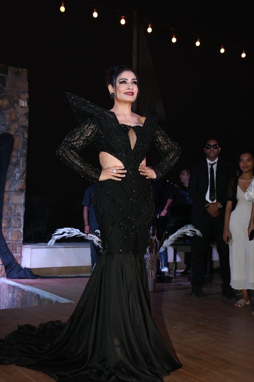 ब्लैक लॉन्ग गाउन में रवीना टंडन
