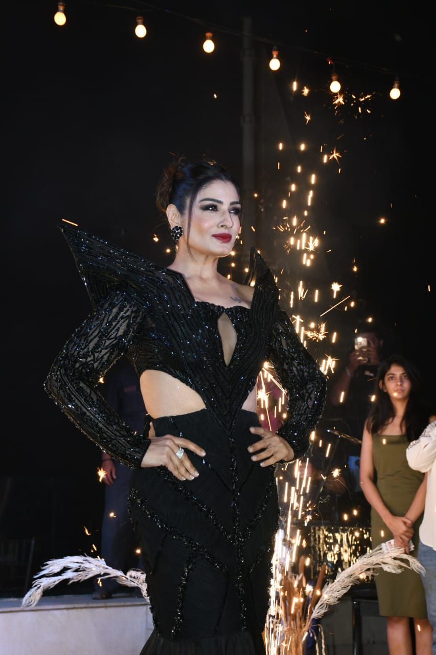 49 साल में भी रवीना लगीं कमाल