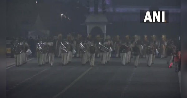 Republic Day Rehearsal Parade in kartavya path delhi Republic Day ticket | कड़ाके की ठंड के बीच कर्तव्य पर परेड की फुल ड्रेस रिहर्सल VIDEO | Zee News Hindi