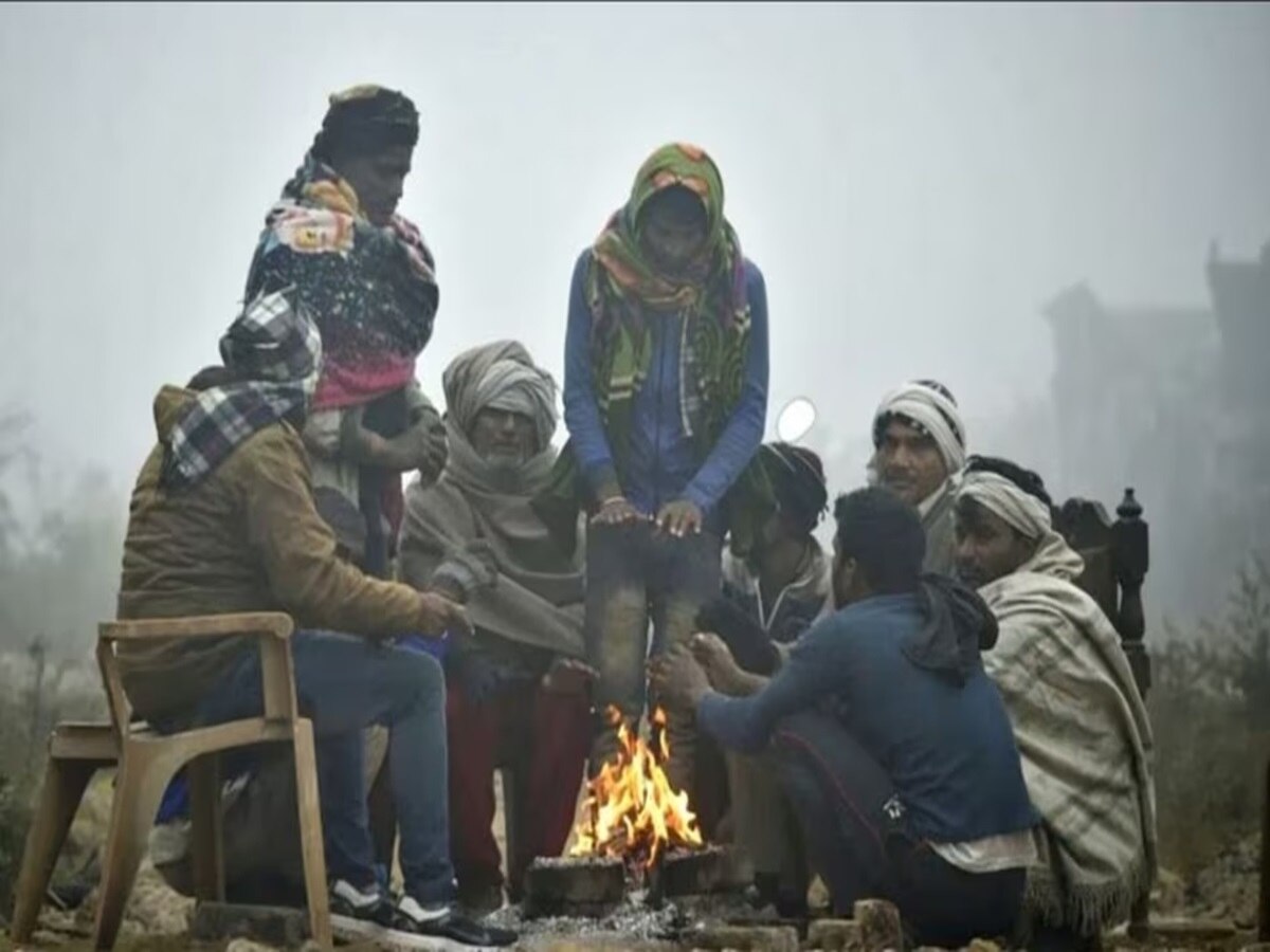 UP Weather Update: घने कोहरे के बीच बर्फीली हवाओं ने बढ़ाई गलन, बारिश के बाद लखनऊ में लुढ़का पारा