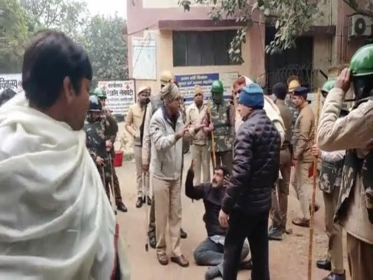 Charkhi Dadri: लघु सचिवालय में धरनारत लोगों व पुलिस कर्मचारियों के बीच हुई हाथा-पाई