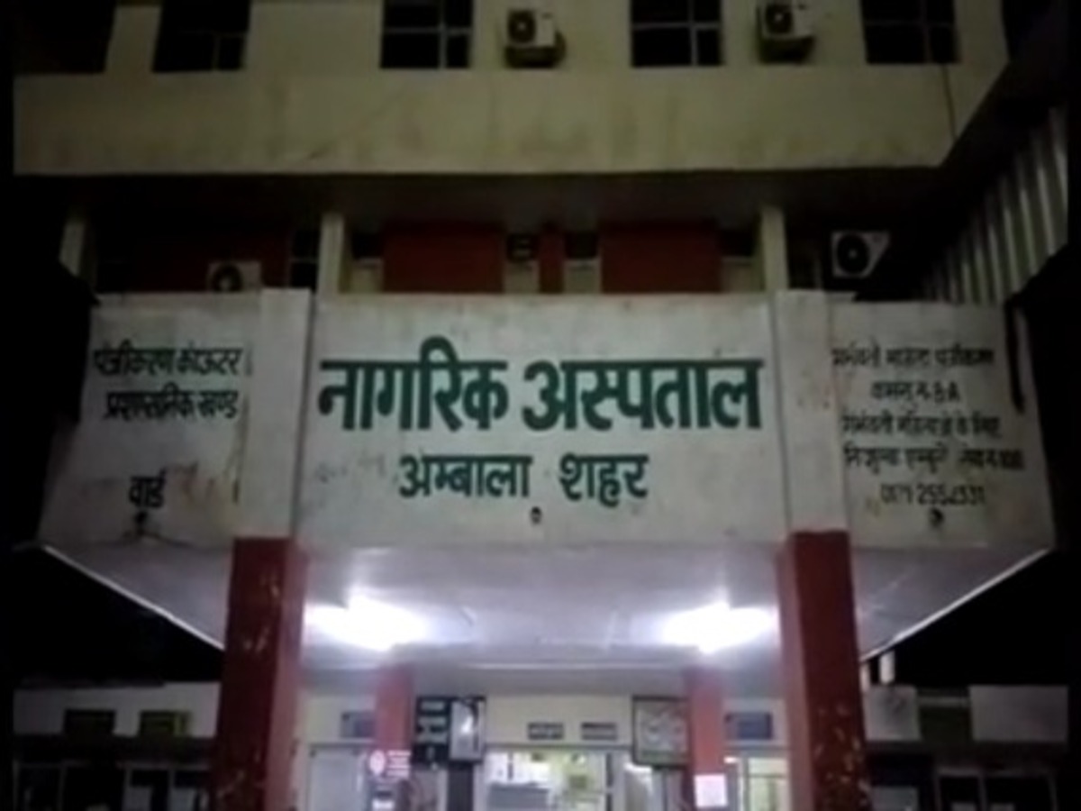 अस्पताल के बाहर हुई महिला की डिलीवरी