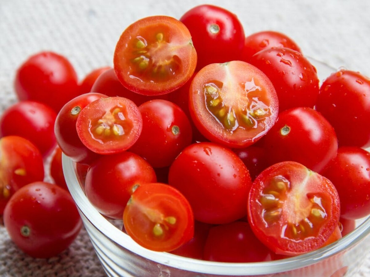 Tomato Side Effects: इन लोगों के पेट में जाते ही जहर बन जाता है टमाटर, खाने से पहले 100 बार सोचें