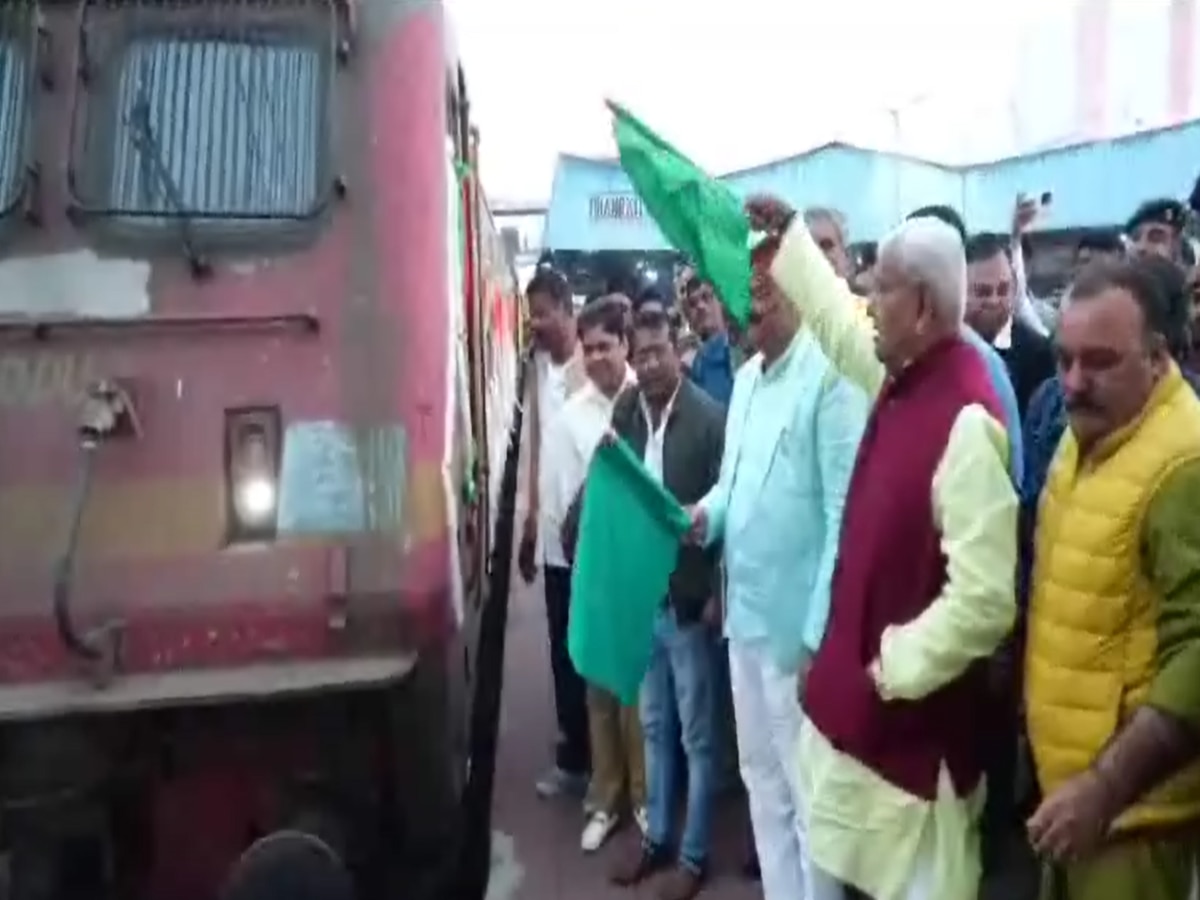 धनबाद-चंद्रपुरा डीसी पैसेंजर ट्रेन का परिचालन हुआ शुरू, सांसद ने दिखाई हरी झंडी