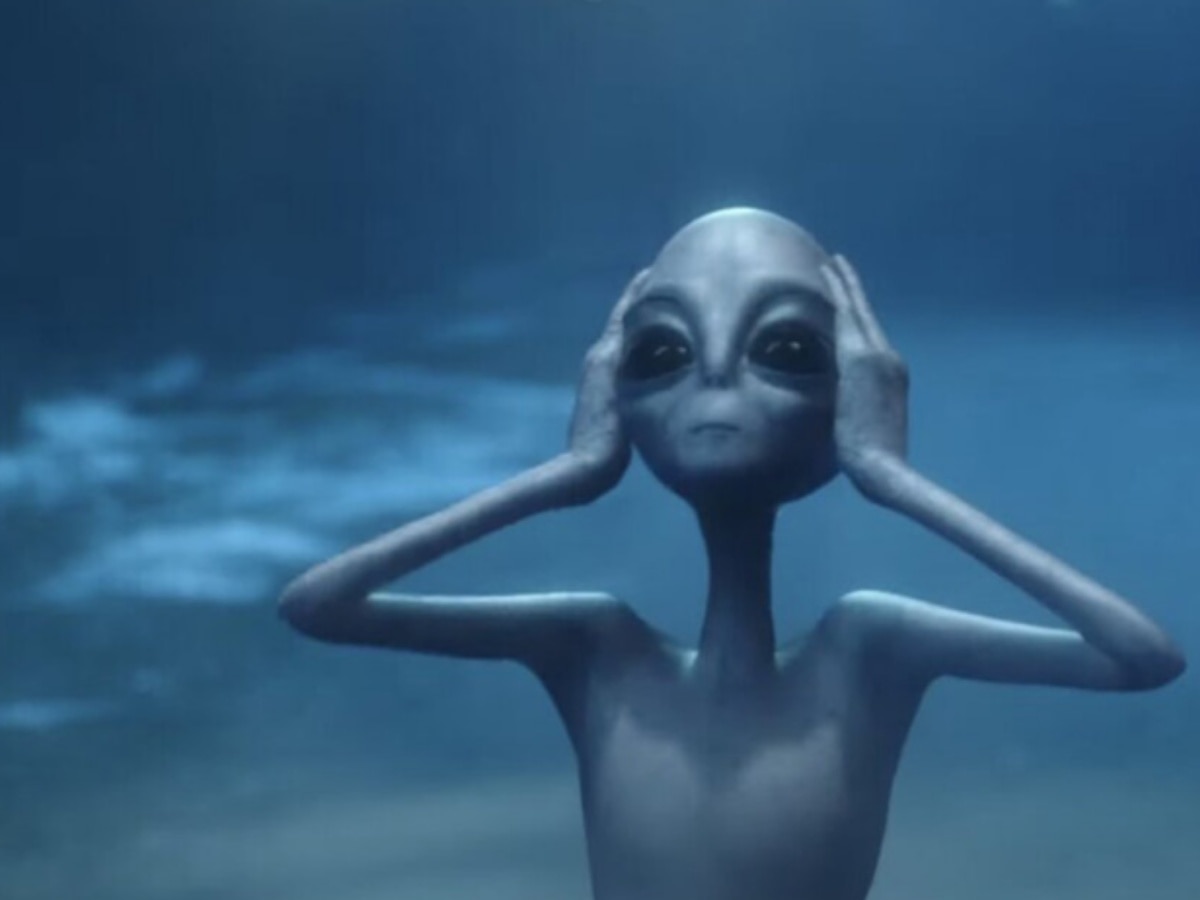Aliens Viral Video: ब्राजील की पहाड़ी पर 10 फीट लंबा Alien दिखने का दावा, महिला ने रिकॉर्ड किया वीडियो 