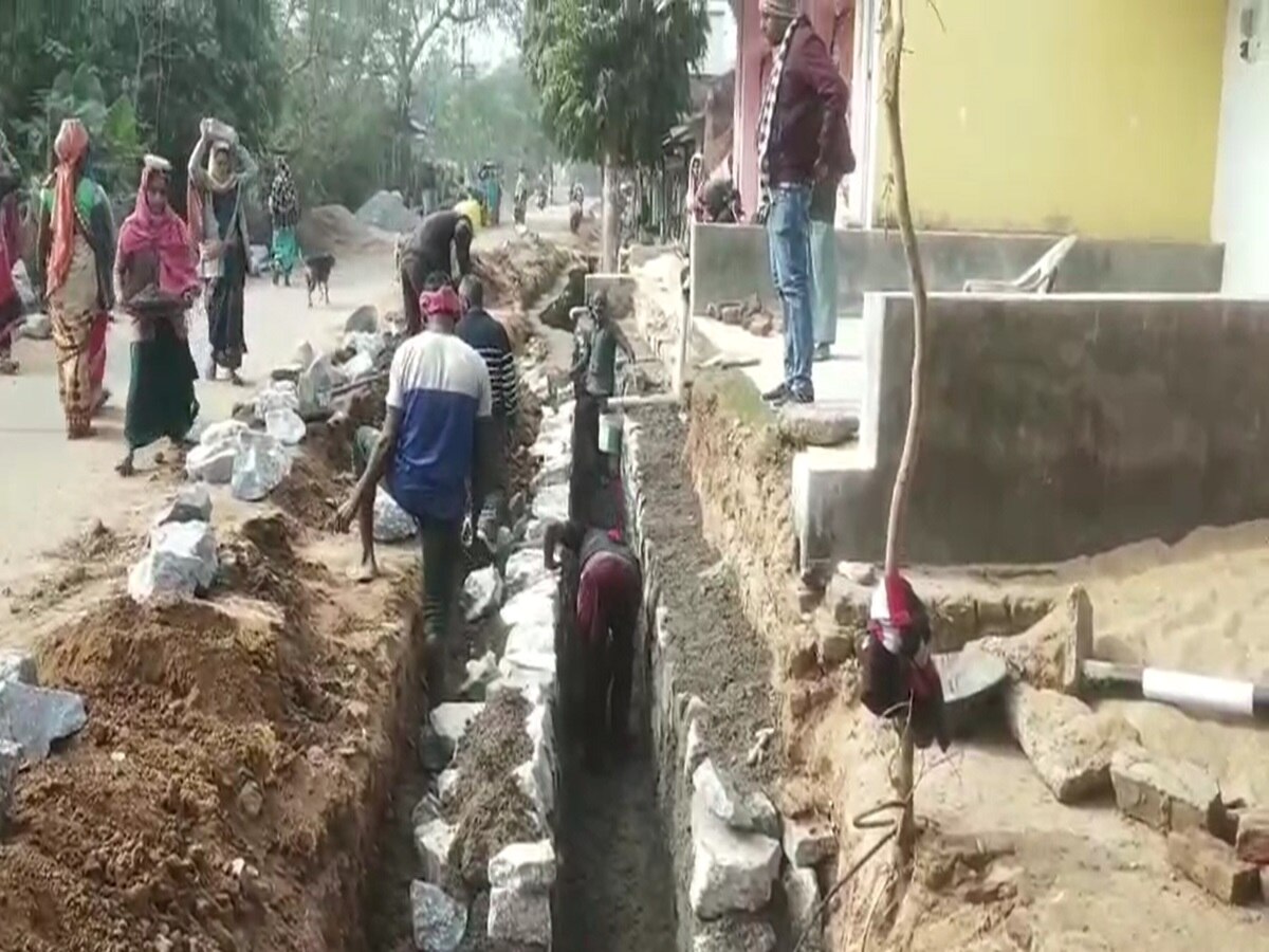 Jharkhand: घटिया नाली निर्माण कार्य का किया ग्रामीणों ने विरोध, कार्य में सुधार की करी मांग