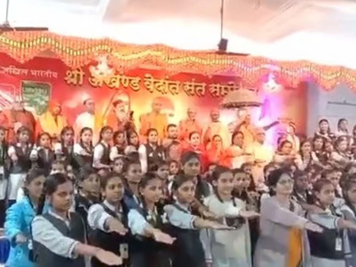 कथित 'लव जिहाद' के खिलाफ लड़कियों को दिलाई गई शपथ, संगठनों ने शुरू किया जागरुकता अभियान कथित 'लव जिहाद' के खिलाफ लड़कियों को दिलाई गई शपथ, संगठनों ने शुरू किया जागरुकता अभियान