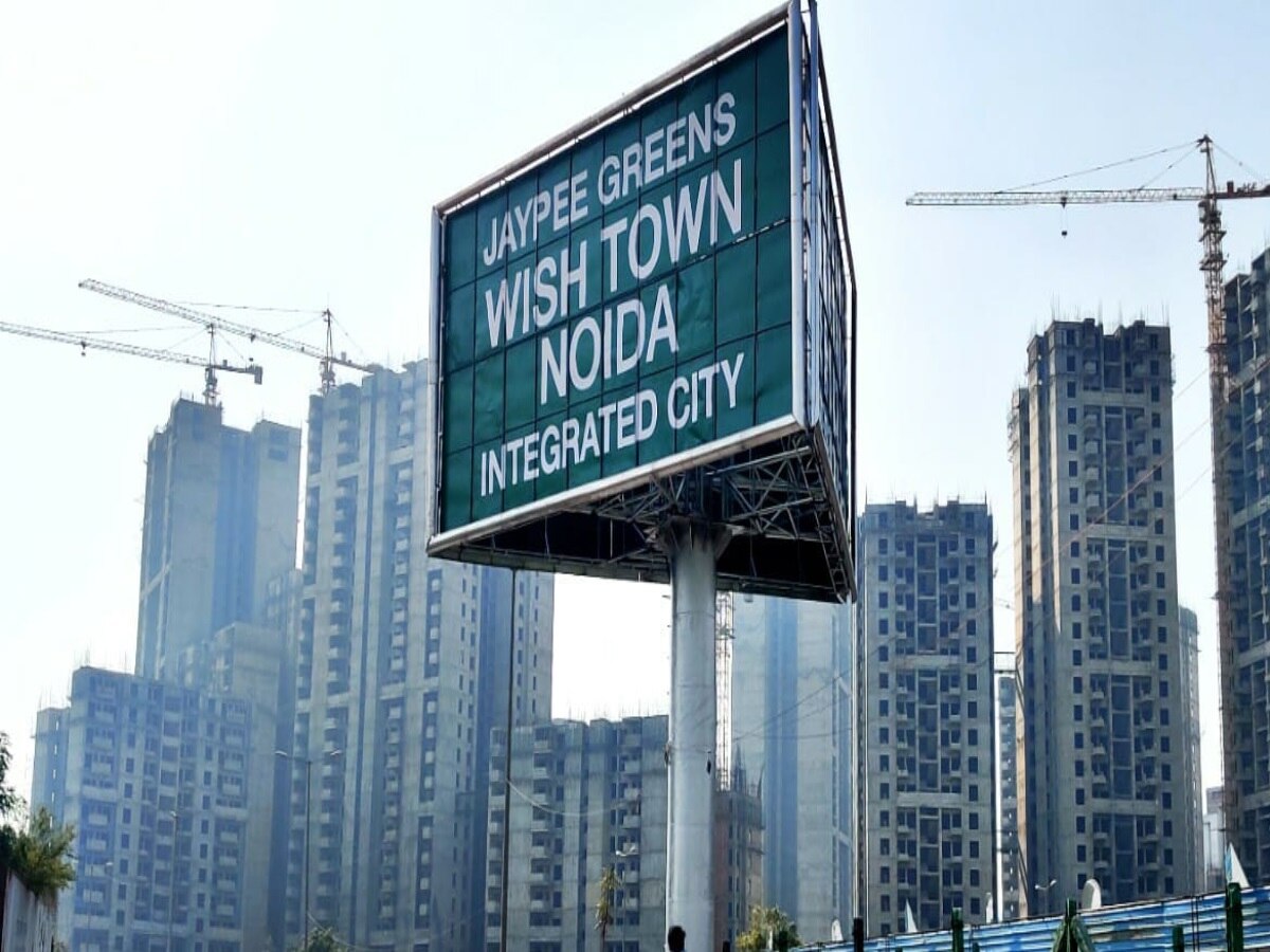 Noida News: जेपी विश टाउन सोसायटी में बायर्स का प्रदर्शन, गलत तरीके से मेंटिनेंस चार्ज बढ़ाने का आरोप