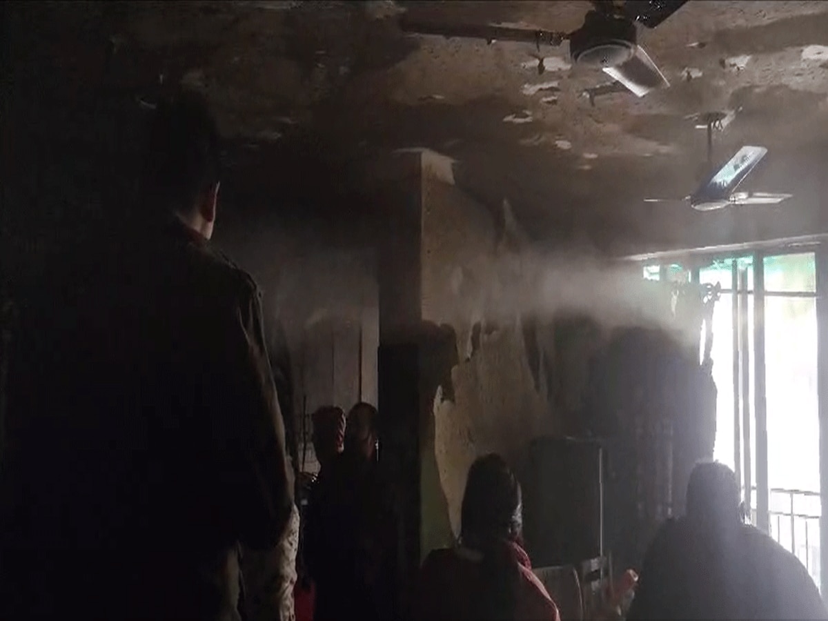 Ghaziabad News: हाई राइज सोसाइटी के फ्लैट में लगी आग, गीजर ऑन रहने की वजह से हुआ हादसा