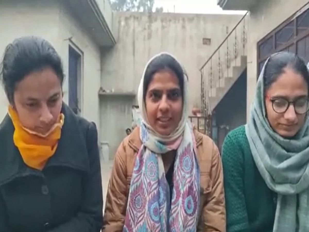 बरनाला की 3 बेटियों ने एक साथ सरकारी नौकरी हासिल कर अपने माता-पिता का नाम किया रोशन 