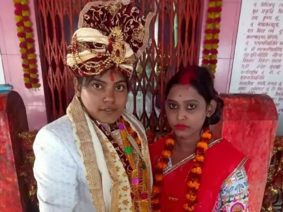 Love Marriage: ନିଆରା ଏ ପ୍ରେମ କାହାଣୀ, ବିବାହ ବନ୍ଧନରେ ବାନ୍ଧିହେଲେ ଦୁଇ ଯୁବତୀ Love Marriage: ନିଆରା ଏ ପ୍ରେମ କାହାଣୀ, ବିବାହ ବନ୍ଧନରେ ବାନ୍ଧିହେଲେ ଦୁଇ ଯୁବତୀ