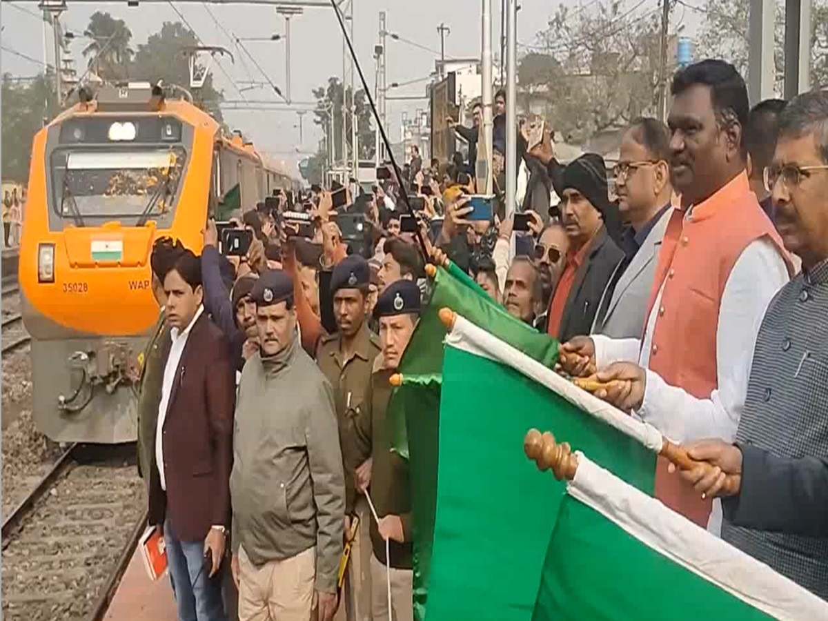 Jharkhand: पाकुड़ रेलवे स्टेशन में नेता प्रतिपक्ष और राज्यसभा सांसद ने हरी झंडी दिखाकर अमृत भारत ट्रेन को किया रवाना