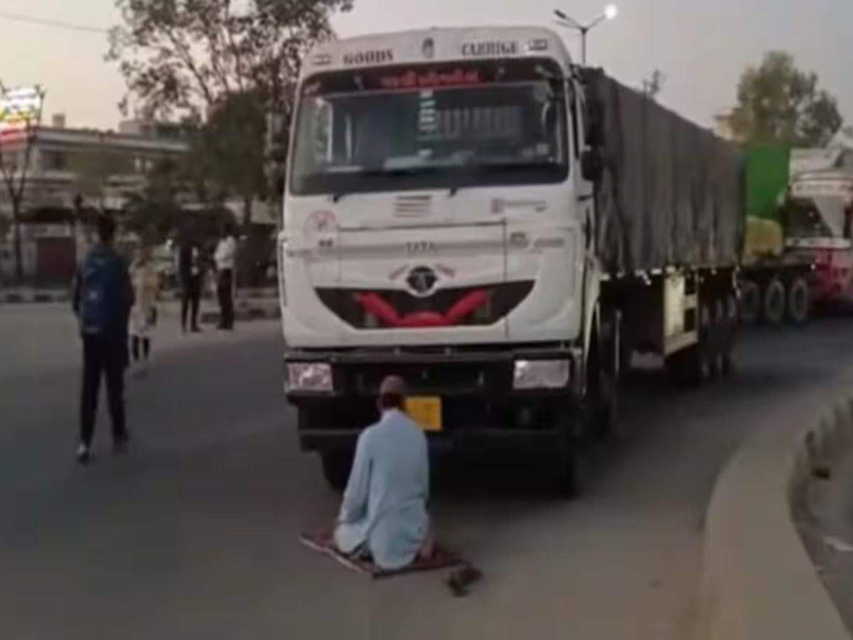 Gujarat: सड़क पर नमाज पढ़ना ड्राइवर को पड़ा भारी; पुलिस ने किया गिरफ्तार