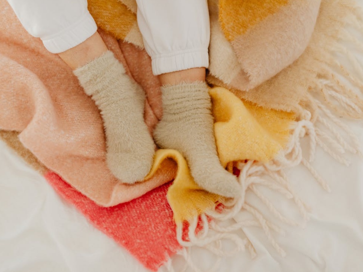 रात में मोजे पहनकर सोने की गलती आपको पड़ सकती है भारी, स्किन और हार्ट पर पड़ता है बुरा असर
