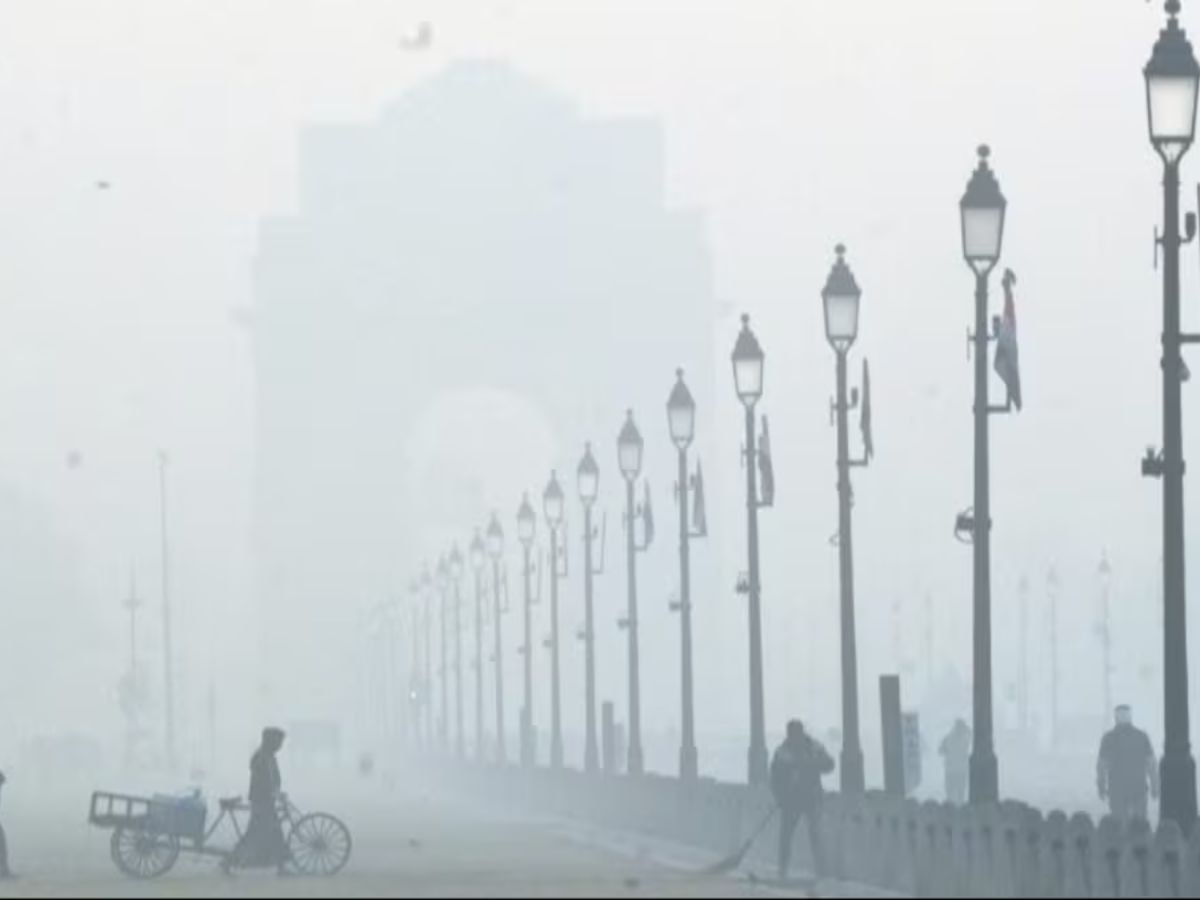 Weather Alert: शीतलहर के बाद कोहरे की मार झेल रहा दिल्ली-NCR, गलन वाली ठंड का अलर्ट जारी
