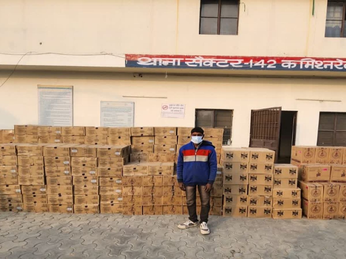 Noida police caught 35 lakhs illegal enlish