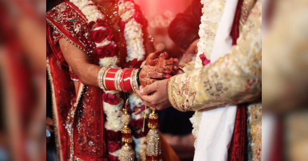 Indian Wedding Rituals: मां आखिर क्यों नहीं देखती अपने ही बेटे की शादी के सात फेरे, जानें क्या है इसके पीछे की वजह...