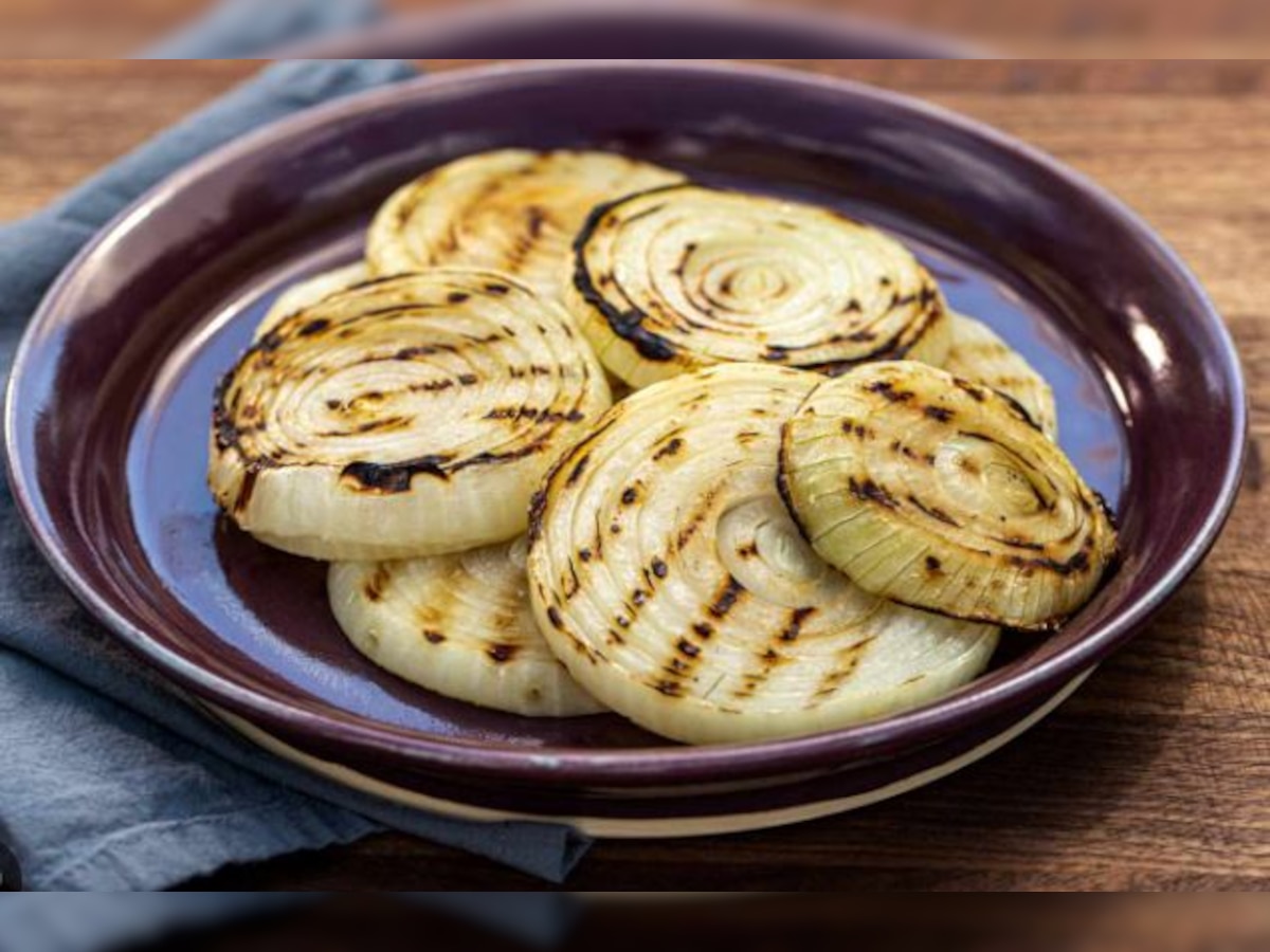 Grilled Onions Benefits : लहसुन ही क्यों सर्दियों में प्याज भी भूनकर खाइए, आंख कान गले के लिए रामबाण