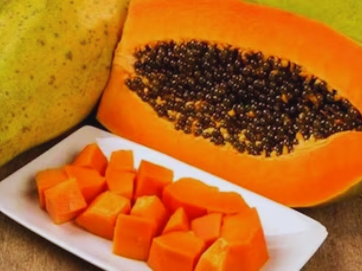 Papaya Disadvantages: इन लोगों को बिल्कुल भी नहीं खाना चाहिए पपीता, बढ़ सकती हैं परेशानियां