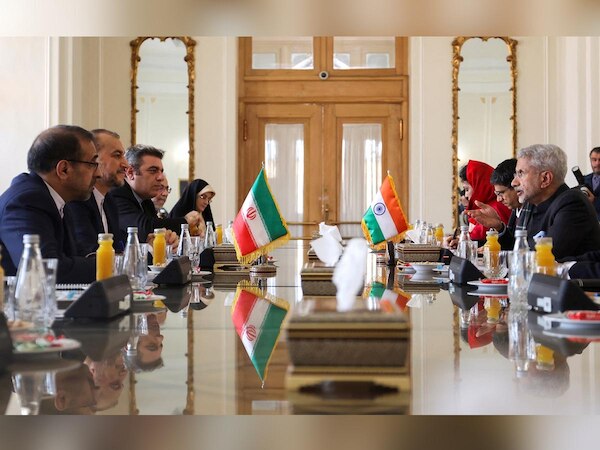 जहाजों पर हमले से चिंता में भारत, जयशंकर ने लाल सागर संकट पर की ईरान से बात