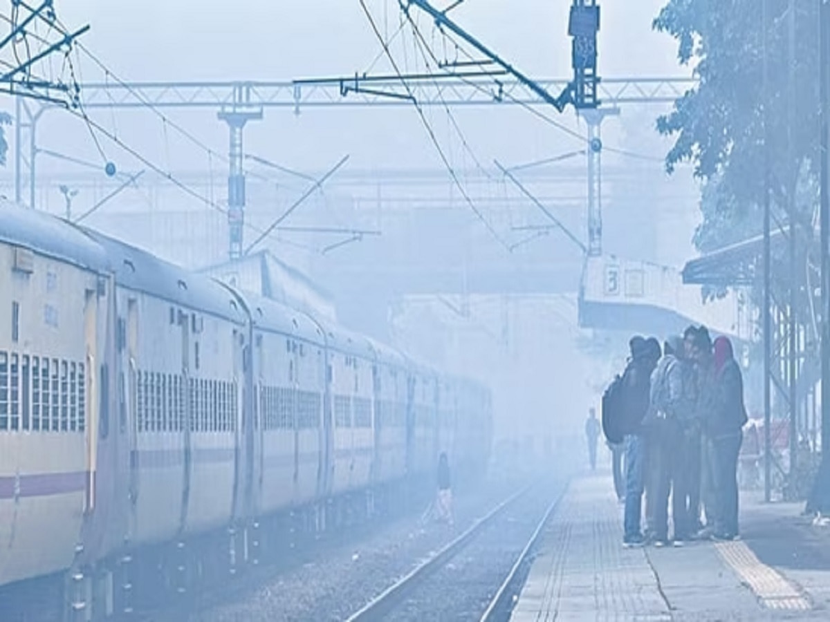 Flights and Trains Affected: दिल्ली में ठंड व घने कोहरे ने बढ़ाई दिक्कतें, लगभग 50 उड़ानें और 30 ट्रेनें प्रभावित