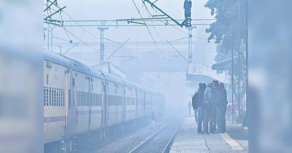 Flights and Trains Affected: दिल्ली में ठंड व घने कोहरे ने बढ़ाई दिक्कतें, लगभग 50 उड़ानें और 30 ट्रेनें प्रभावित