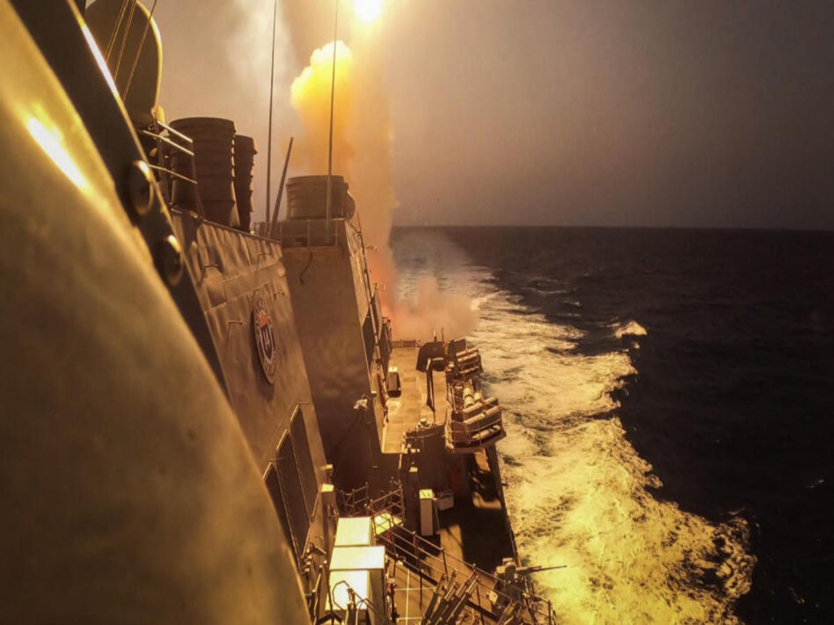 Houthis Attack Ship: हूति विद्रोहियों ने यूएस शिप पर किया हमला, दागी तीन मिसाइलें Houthis Attack Ship: हूति विद्रोहियों ने यूएस शिप पर किया हमला, दागी तीन मिसाइलें