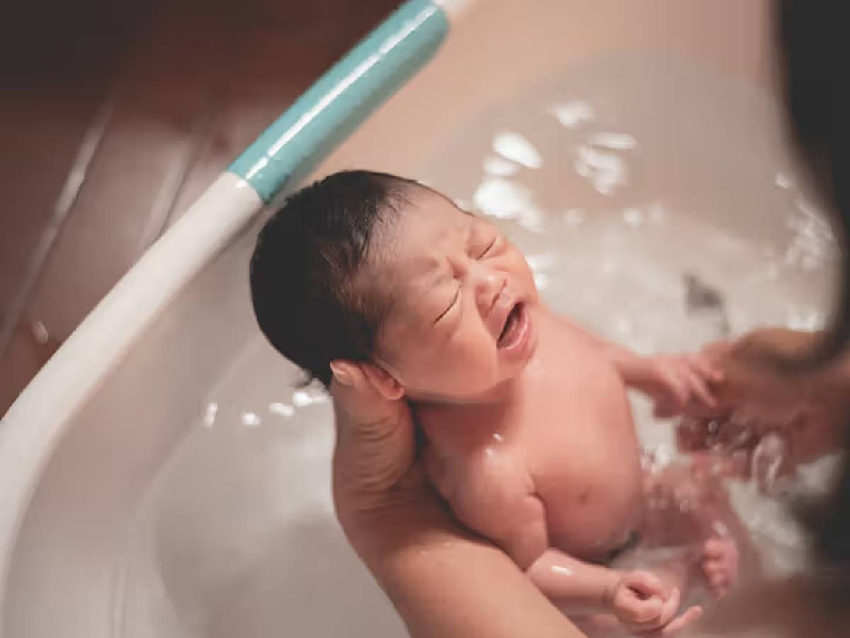 Newborn Baby Bath Tips: न्यू बॉर्न बेबी को नहलाते समय रखें इन 4 बातों का खास ख्याल